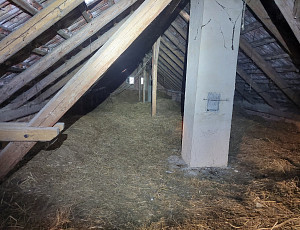 Zateplení stropu rodinného domu pomocí foukané izolace